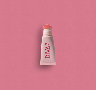 Blush lichid Liquid Blush Coral DIVAZ, aplicatorul