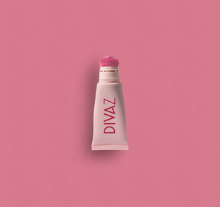 Blush lichid Liquid Blush Petal DIVAZ, aplicatorul
