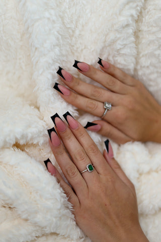 Black Tips, unghii false aplicate pe mana