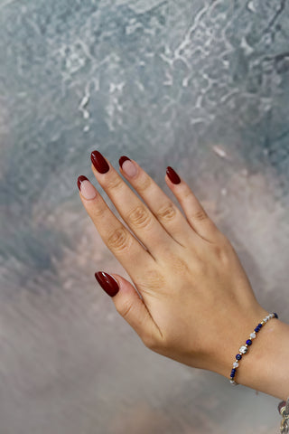 Burgundy French, unghii false aplicate pe mana