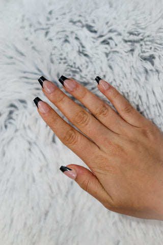 Chic Black, unghii false aplicate pe mana