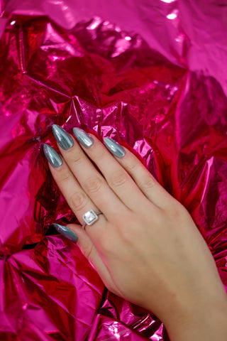 Metallic, unghii false aplicate pe mana