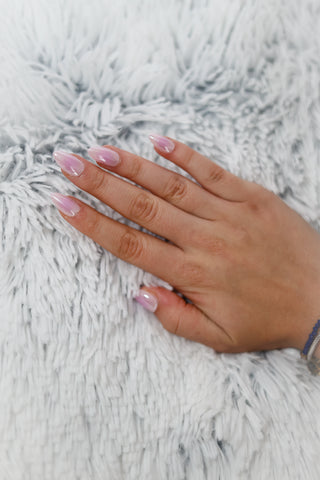 Rosy Mauve, unghii false aplicate pe mana