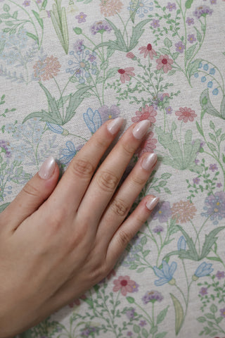 Nude Sparkly, unghii false aplicate pe mana
