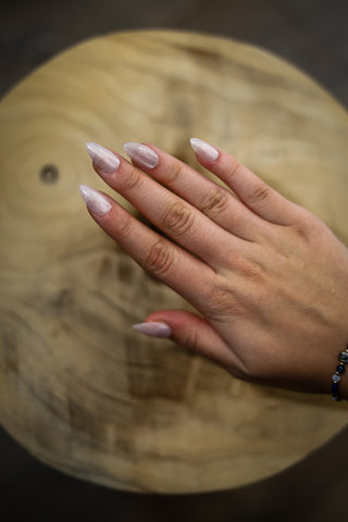 Soft Pink, unghii false aplicate pe mana