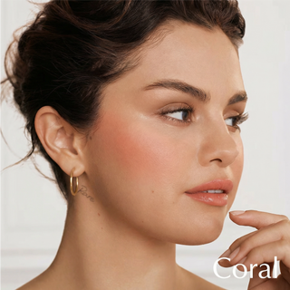 Blush lichid Liquid Blush Coral DIVAZ aplicat pe obraji
