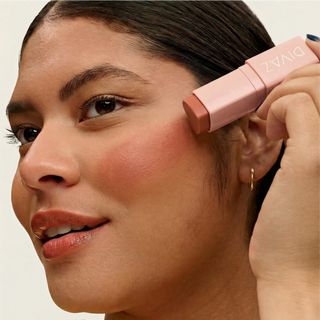 Blush stick Blush Stick Signature - Birthday DIVAZ aplicat pe obraji