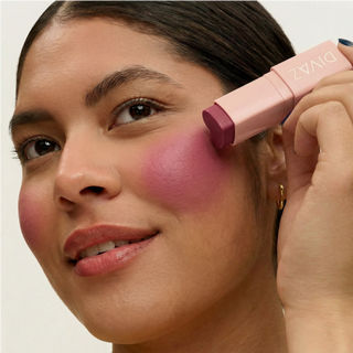 Blush stick Blush Stick Signature - Charming Grape DIVAZ aplicat pe obraji