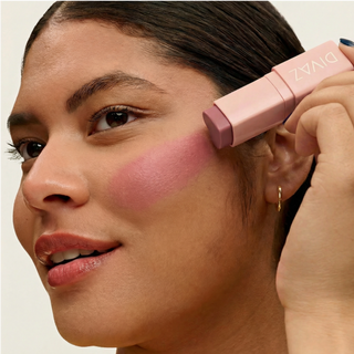 Blush stick Blush Stick Signature - Dried Rose DIVAZ aplicat pe obraji