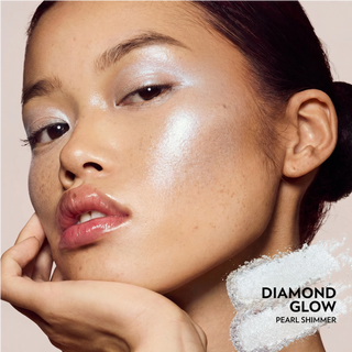 Iluminator Highlighter Pearl DIVAZ aplicat pe pometi