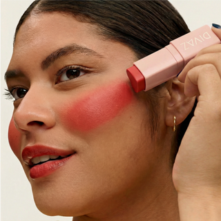 Blush stick Blush Stick Signature - Ripe Hawthorn DIVAZ aplicat pe obraji