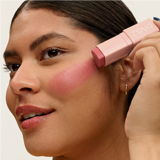 Blush stick Blush Stick Signature - Rose DIVAZ aplicat pe obraji