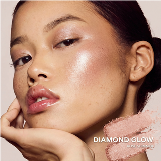 Iluminator Highlighter Rose DIVAZ aplicat pe pometi