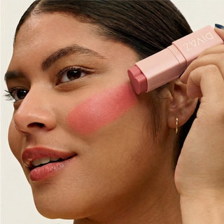 Blush stick Blush Stick Signature - Sunset Rose DIVAZ aplicat pe obraji