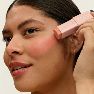 Blush stick Blush Stick Signature - Sweet Peach DIVAZ aplicat pe obraji