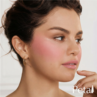 Blush lichid Liquid Blush Petal DIVAZ aplicat pe obraji